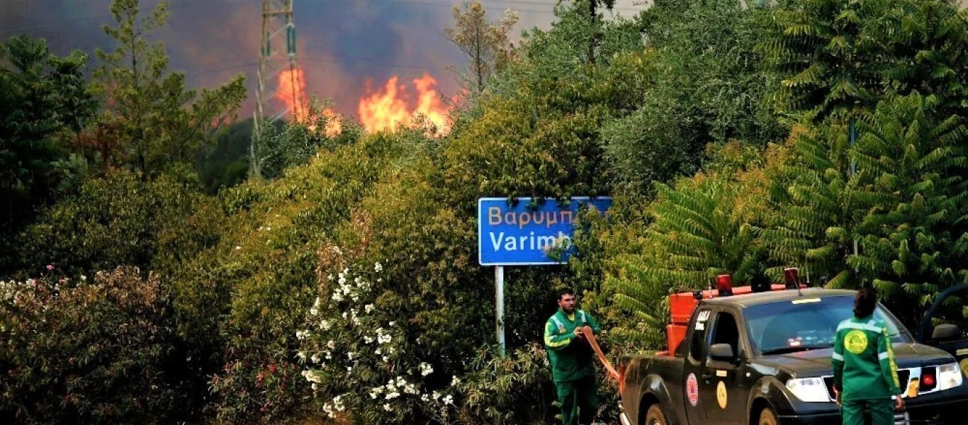 Καίγεται μεγάλο μέρος της Βαρυμπόμπης - Απεγκλωβισμοί με ελικόπτερα- «Καίγονται σπίτια- Πουθενά η πυροσβεστική»